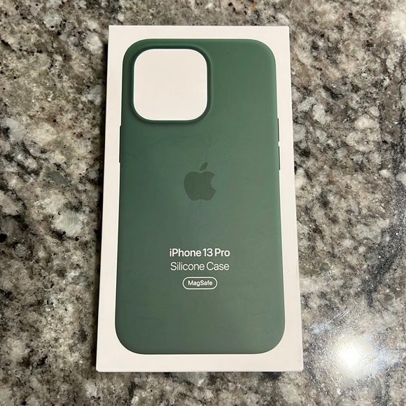 Apple iPhone 13 Pro MagSafe Silicone Case Clover